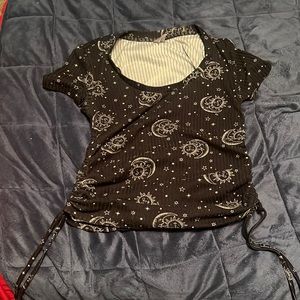 Black and white shirt that scrunches on the side